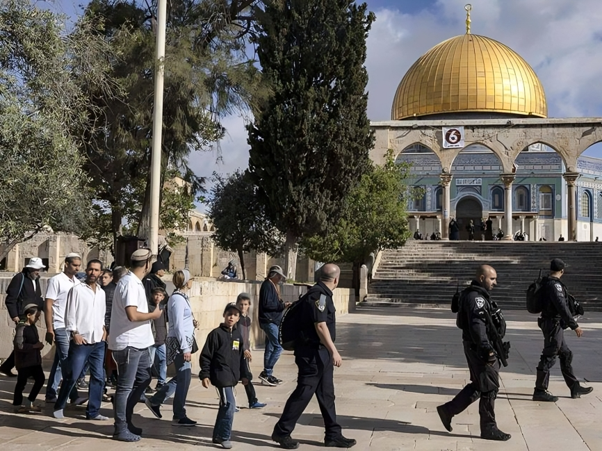 Des dizaines de colons israéliens sous protection policière pénètrent par effraction dans la mosquée Al-Aqsa