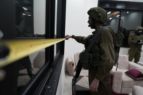  En prélude de la démolir, les forces de l’occupation prennent les mesures de la maison du martyr Mansour