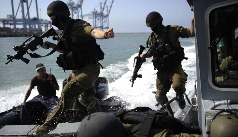 Les vedettes de la marine d'occupation blessent un pêcheur et  arrêtent  d'autres dans la mer de Rafah
