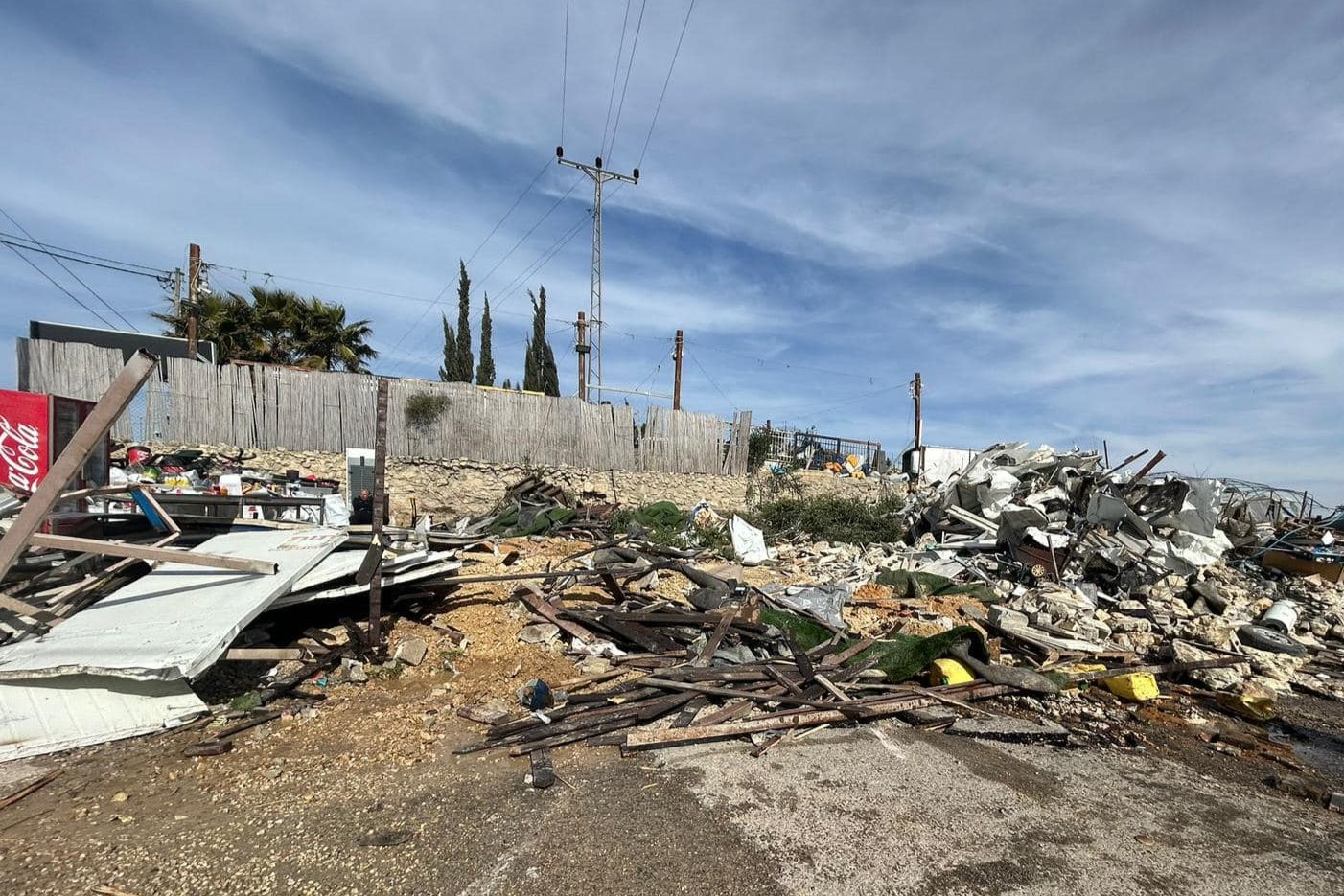 Les autorités israéliennes démolissent 6 installations commerciales dans la ville d'Al-Jib, au nord-ouest de Jérusalem