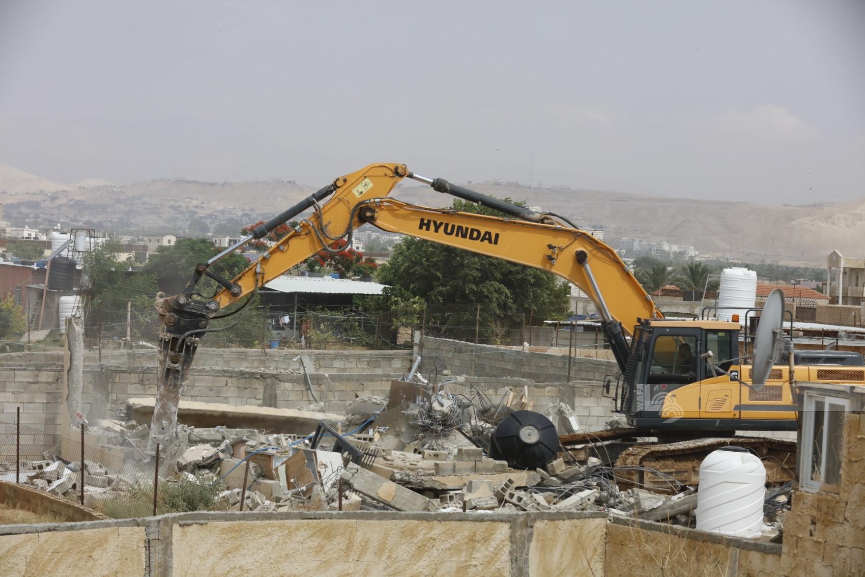 Les bulldozers d’occupation ravagent des terres et démolissent un mur à Silwan