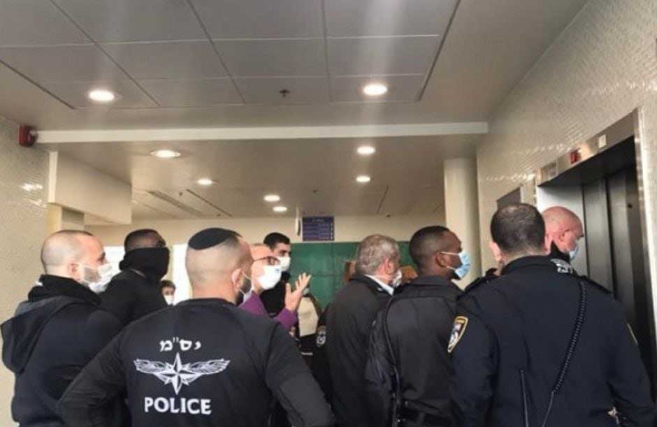 Les forces d’occupation israéliennes agressent la solidarité avec le prisonnier Abu Hawash à l'hôpital "Asaf Harofeh"