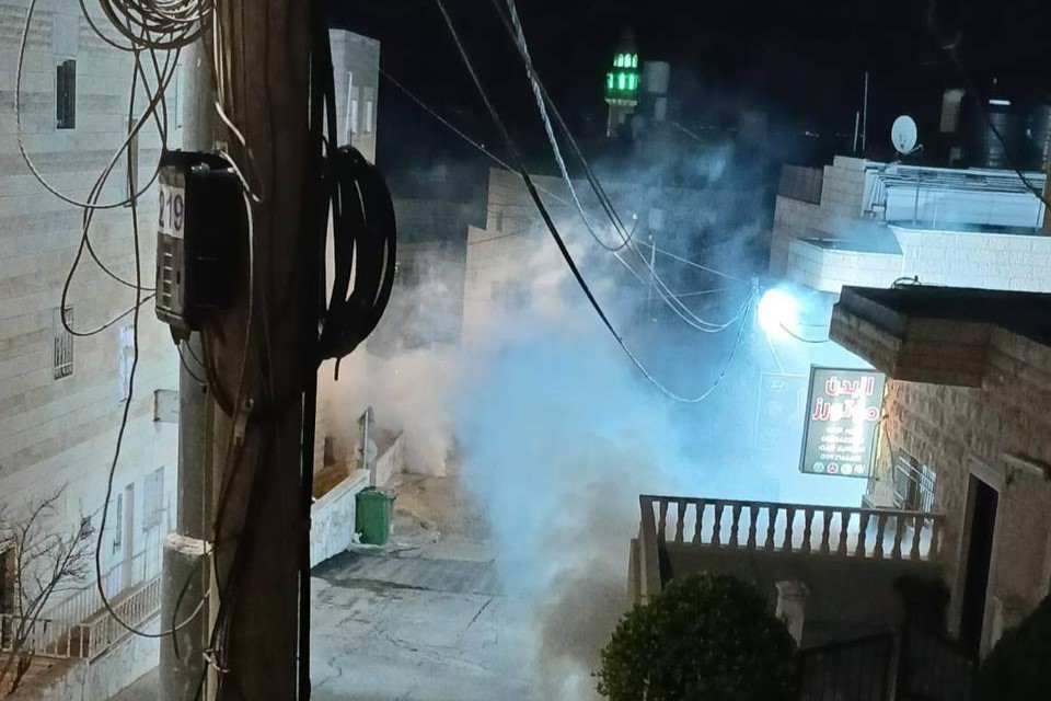Les forces d'occupation israéliennes tirent des grenades lacrymogènes au milieu des habitations civiles de la ville de Tuqu', au sud-est de Bethléem.
