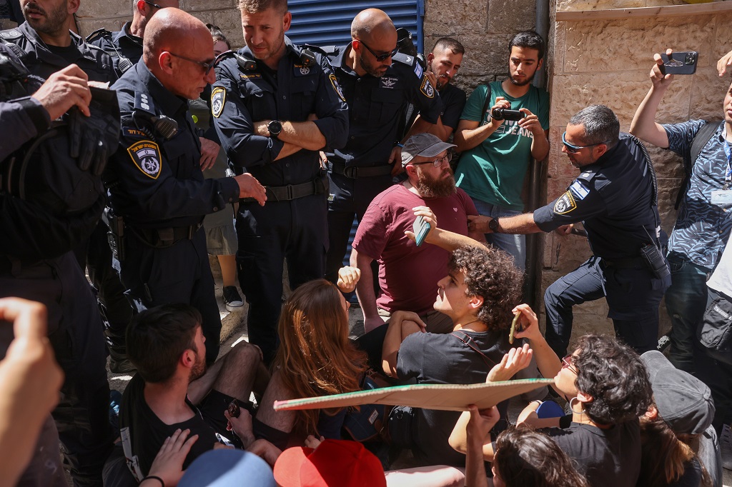 La police d'occupation attaque un sit-in de solidarité avec la famille Sub Laban