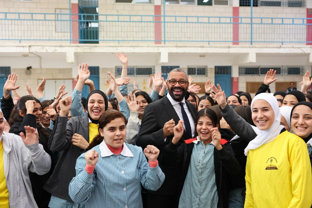 Le ministre britannique des Affaires étrangères visite le camp de réfugiés d'Al- Jalazone et annonce un financement supplémentaire à l'UNRWA