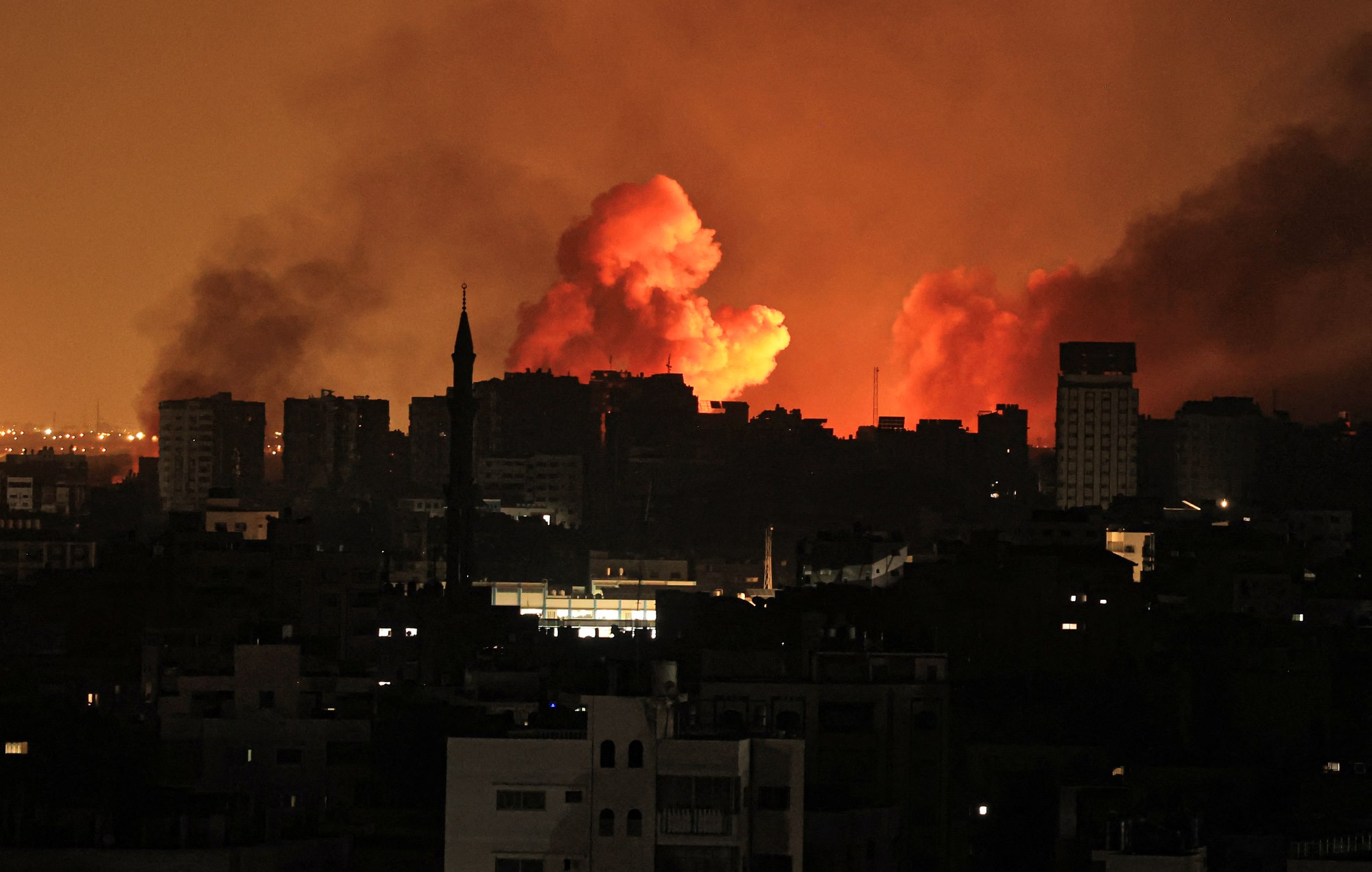 Un nouveau massacre : Martyrs et blessés dans un bombardement d'occupation d'une école abritant des personnes déplacées dans le camp d'Al-Shati