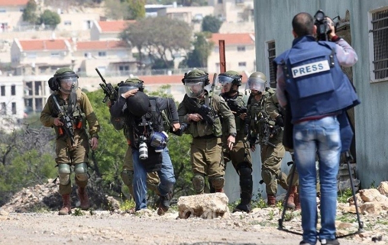 L'occupation arrête trois journalistes d'Hébron