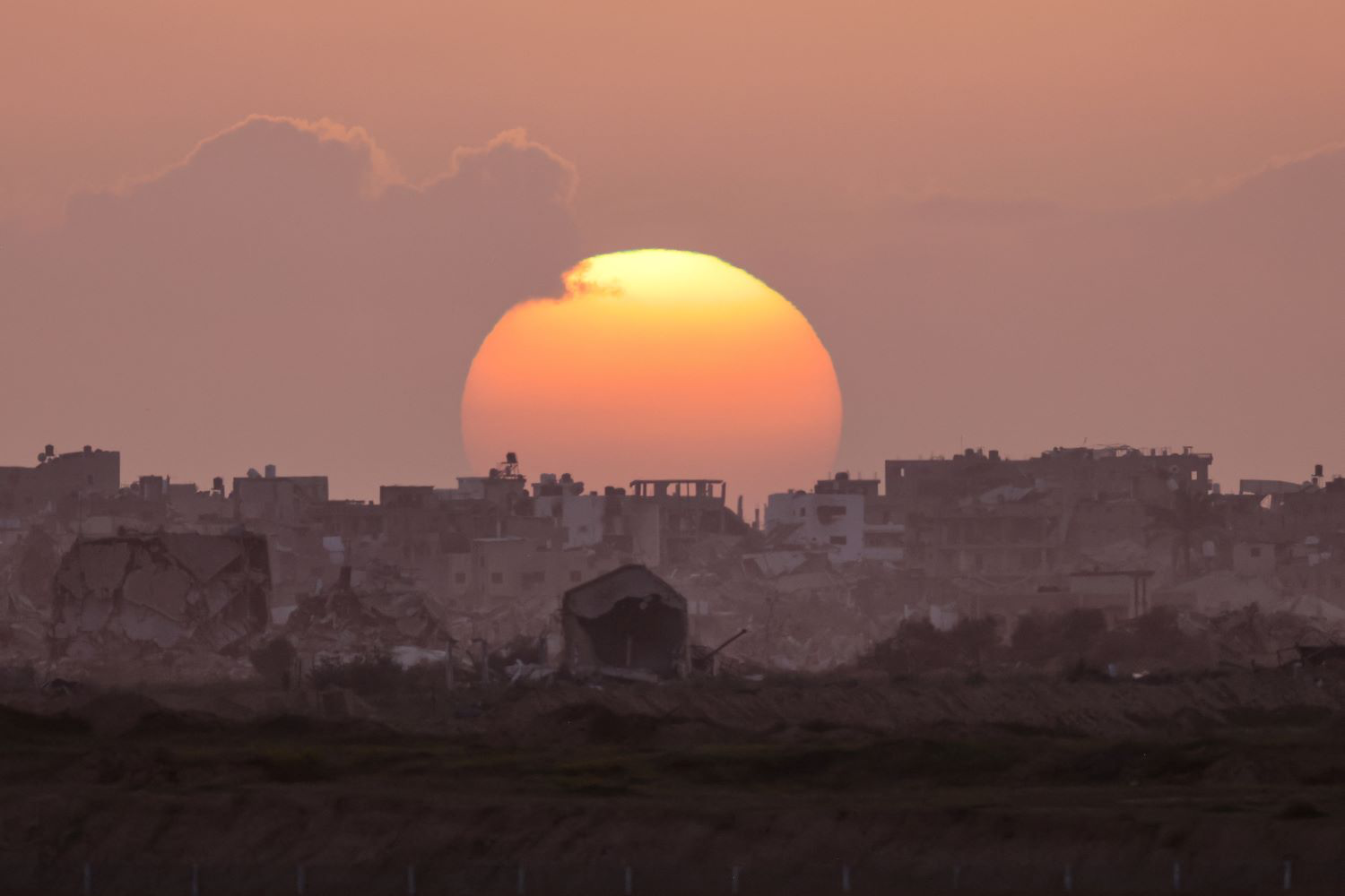 Cinq martyrs dans le bombardement d'occupation de deux maisons à Deir al-Balah dans le centre de la bande de Gaza