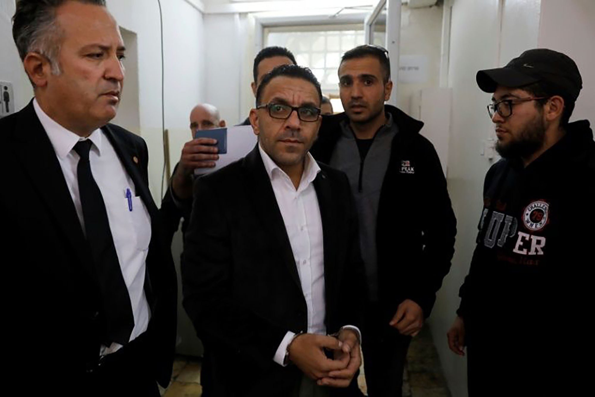 Les forces de l’occupation perquisitionnent la maison du gouverneur de Jérusalem  