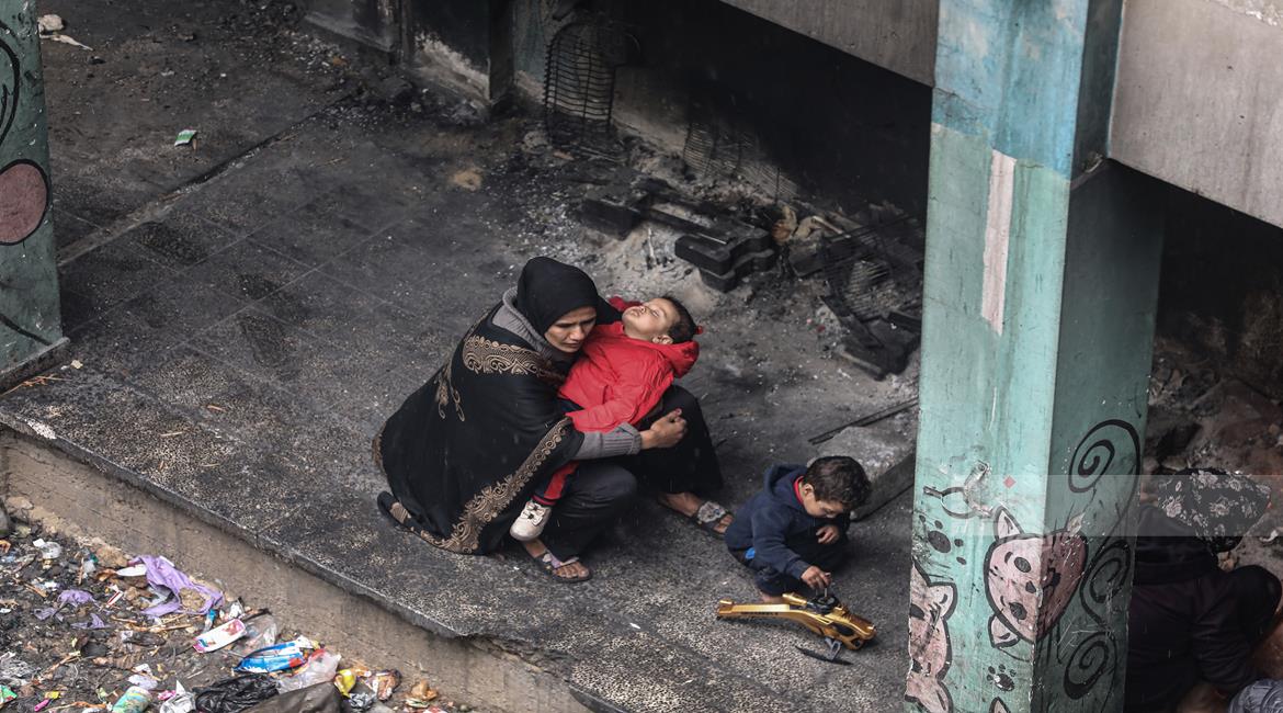  Des déplacés à Gaza vivent dans le froid qui met leur vie en péril  