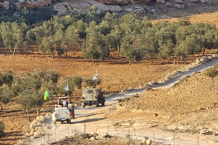 Les forces d'occupation s’emparent d’un tracteur d'un agriculteur palestinien à Hébron 