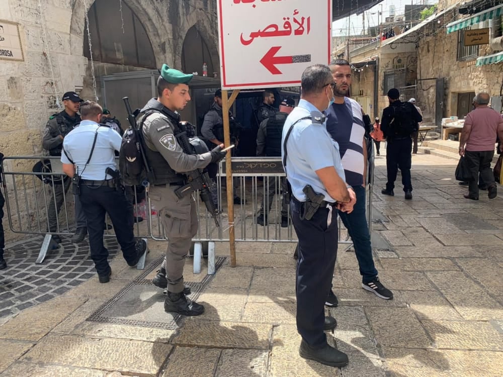 Les forces d’occupation agressent les fidèles venant à la mosquée d’Al-Aqsa