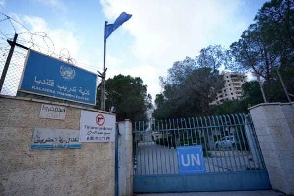 L’UNRWA condamne les mesures israéliennes visant son centre de formation de Qalandia et affirme qu’il s’agit d’une installation de l’ONU devant être respectée 