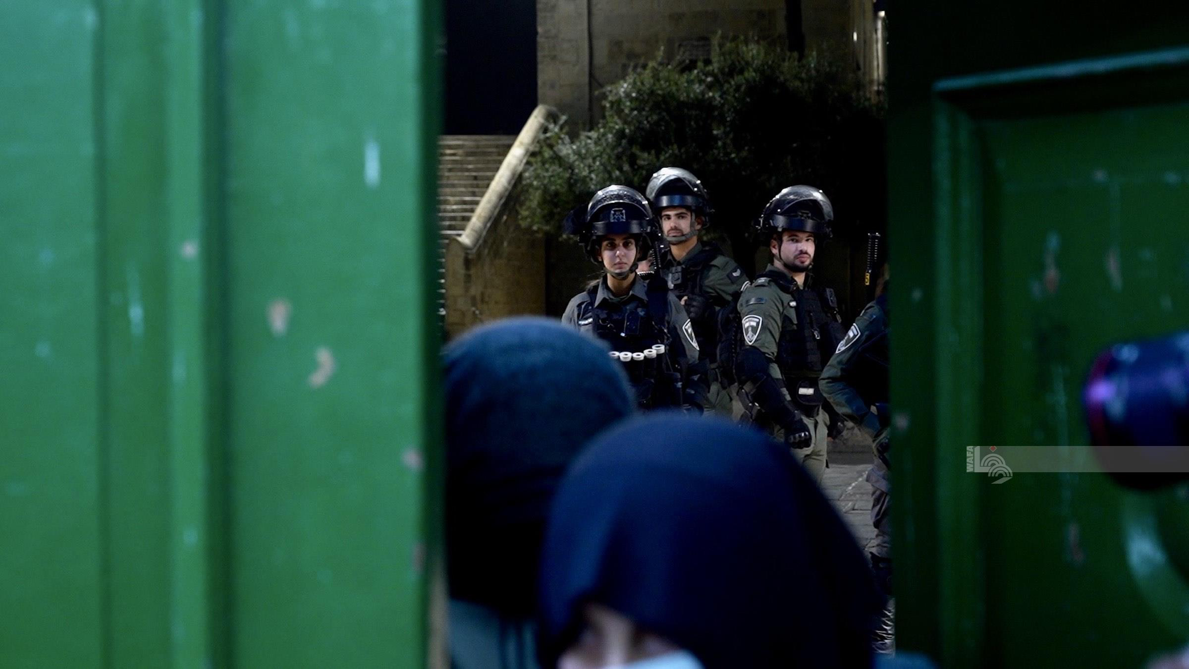 L'occupation prend d'assaut la mosquée Al-Aqsa et force les fidèles à partir