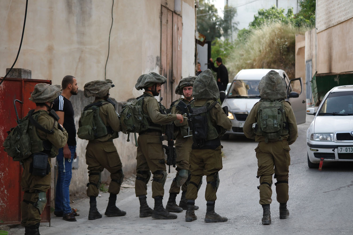 L’armée d’'occupation ferme un point de contrôle dans le centre d'Hébron et détient des citoyens