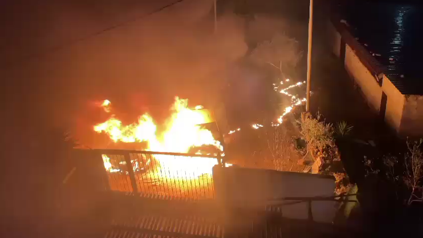 Des colons israéliens mettent le feu aux véhicules des citoyens palestiniens au nord de Ramallah