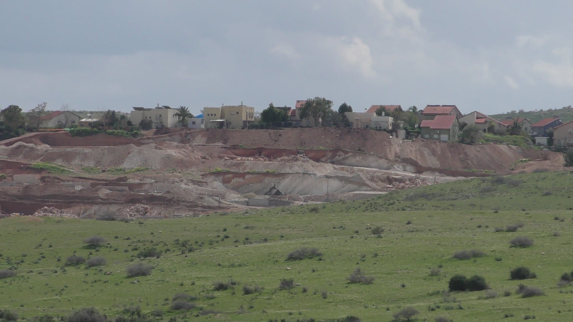 Des colons israéliens construisent des unités coloniales dans la vallée du Jourdain
