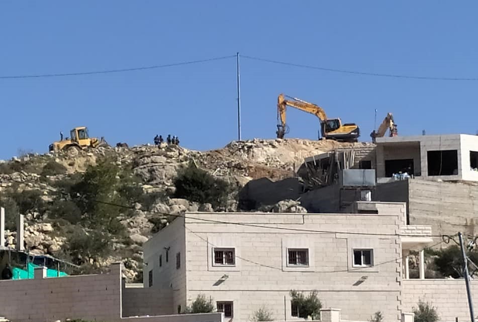 Les forces d’occupation blessent des citoyens et détruisent des structures en Cisjordanie
