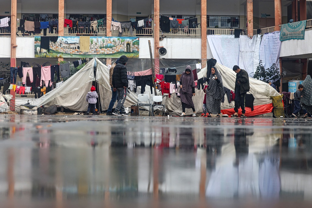 La forte pluie exacerbe la souffrance des citoyens déplacés et accroisse les craintes d’épidémies dans la bande de Gaza