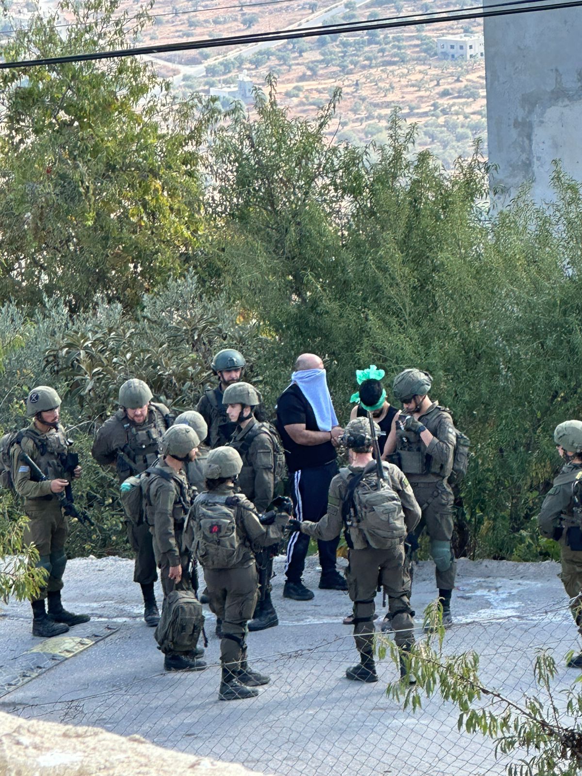 Une femme et un jeune homme ont été blessés et 6 autres personnes ont été arrêtées dans des villages et bourgades au nord-ouest de Ramallah
