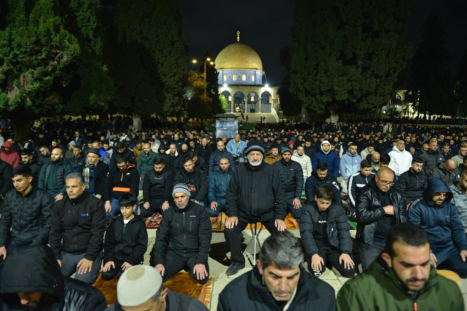60 000 fidèles accomplissent les prières du soir à la mosquée Al-Aqsa.