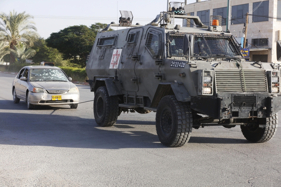 L'armée d’occupation saisit un véhicule et détruit un mémorial au nord d'Hébron