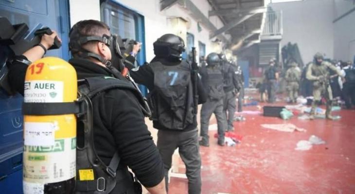 Les forces de répression envahissent les cellules des prisonniers dans la prison de Megiddo  
