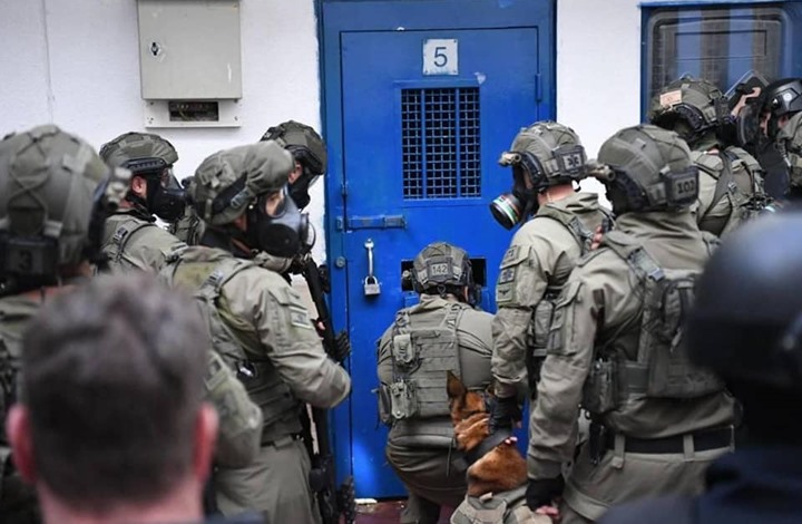 L’administration pénitentiaire d’Ofer transfère plusieurs prisonniers à l’isolement