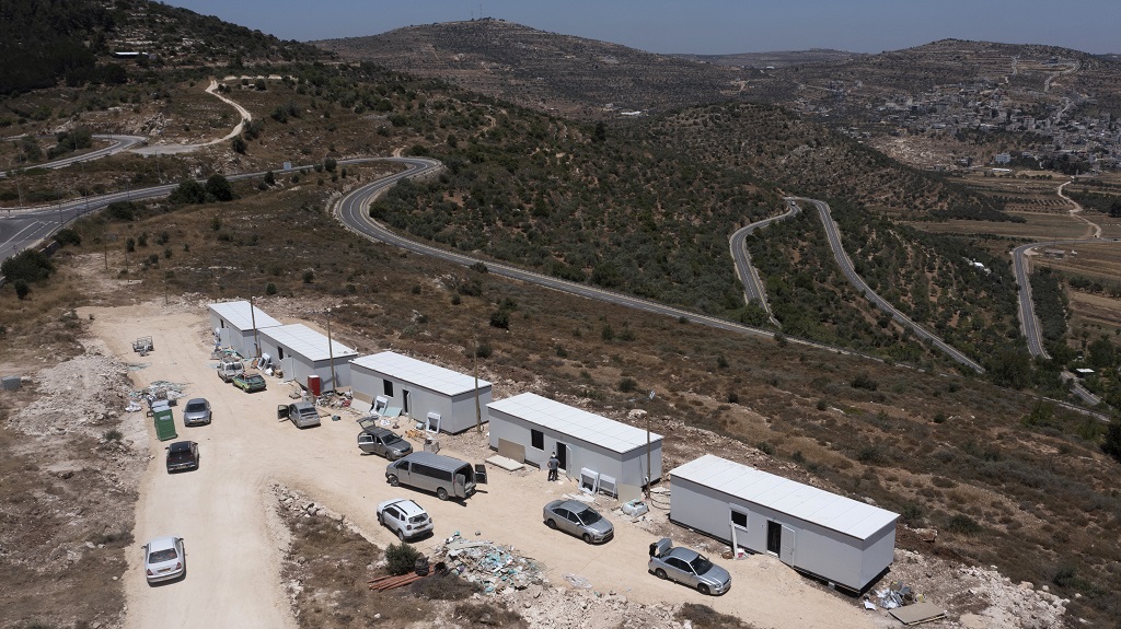 Des colons israéliens installent une caravane sur des terres au sud de Naplouse