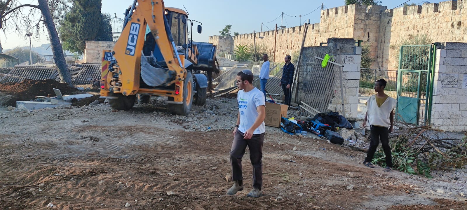 Pour le deuxième jour consécutif : l’occupation poursuit les travaux de nivellement dans le cimetière d'Al Yusufiya à Jérusalem