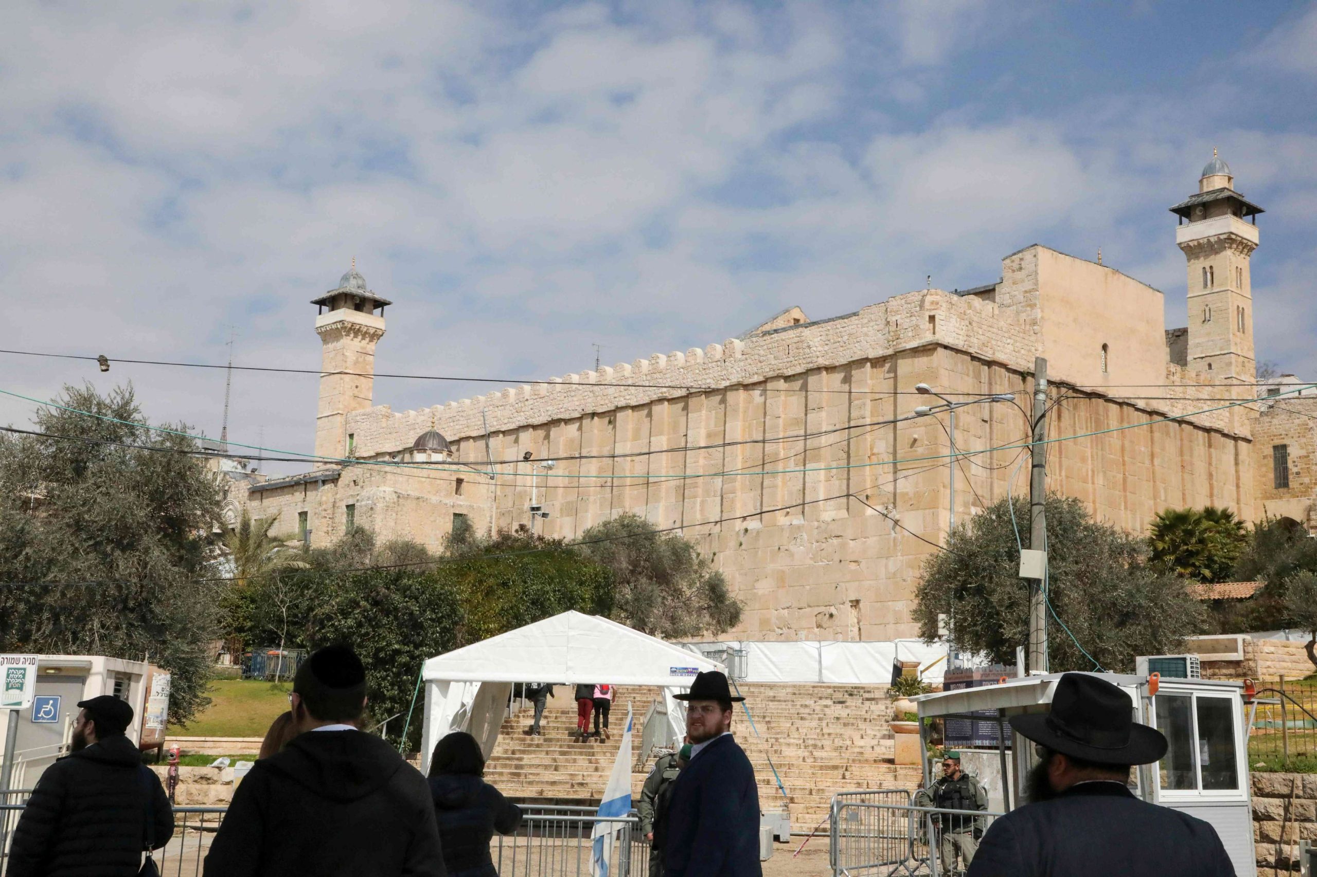 Des colons érigent une porte en fer à l'entrée de « Hosh al-Sharif » à Hébron en vue de leur prise de contrôle