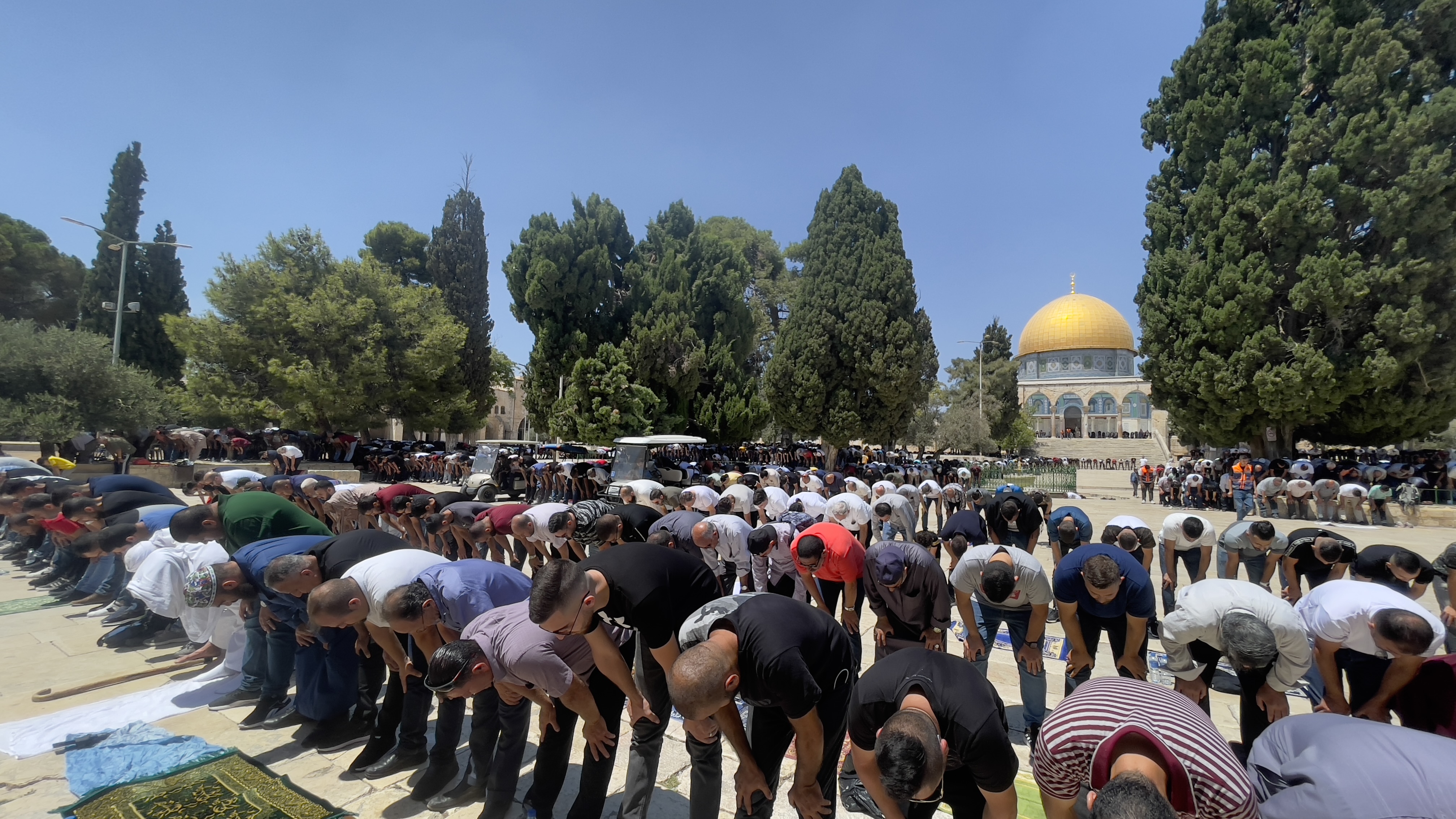 Des dizaines de milliers de fidèles accomplissent la prière du vendredi à la mosquée Al-Aqsa malgré les restrictions israéliennes