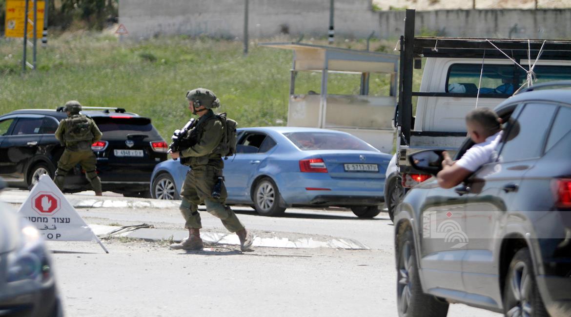 Hébron : L'occupation installe un portail en fer sur l’entrée - Nord  