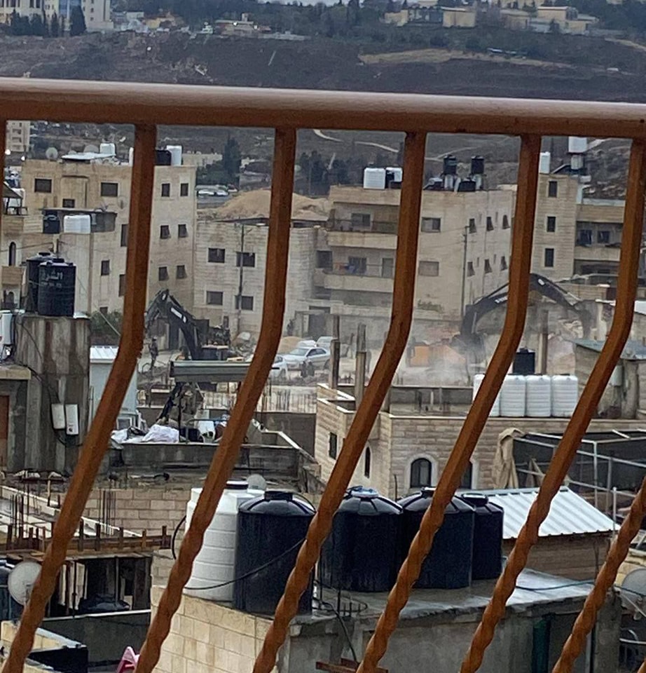  Les forces de l’occupation démolissent un bâtiment et ravagent des rues à Jérusalem  