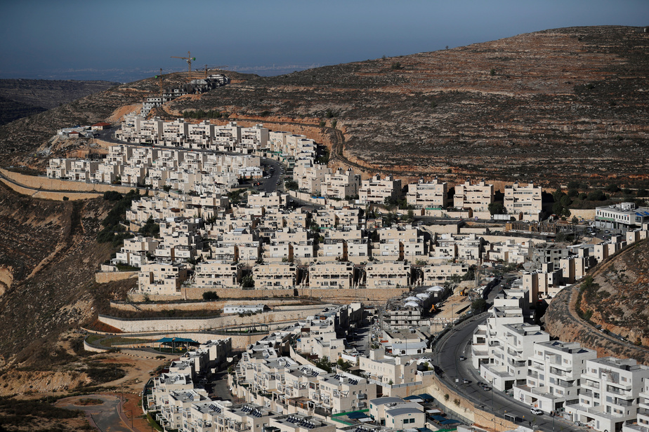 Des colons rasent 50 dunums de terre pour ’etendre la colonie "Yitzhar", au sud de Naplouse