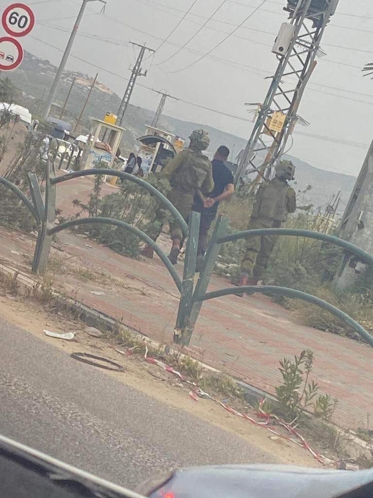 Les forces d'occupation  agressent un citoyen et l'arrêté au poste de contrôle au sud de Naplouse