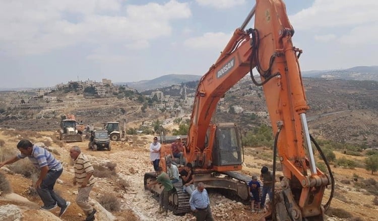 Les forces israéliennes rasent des terres près de Ramallah