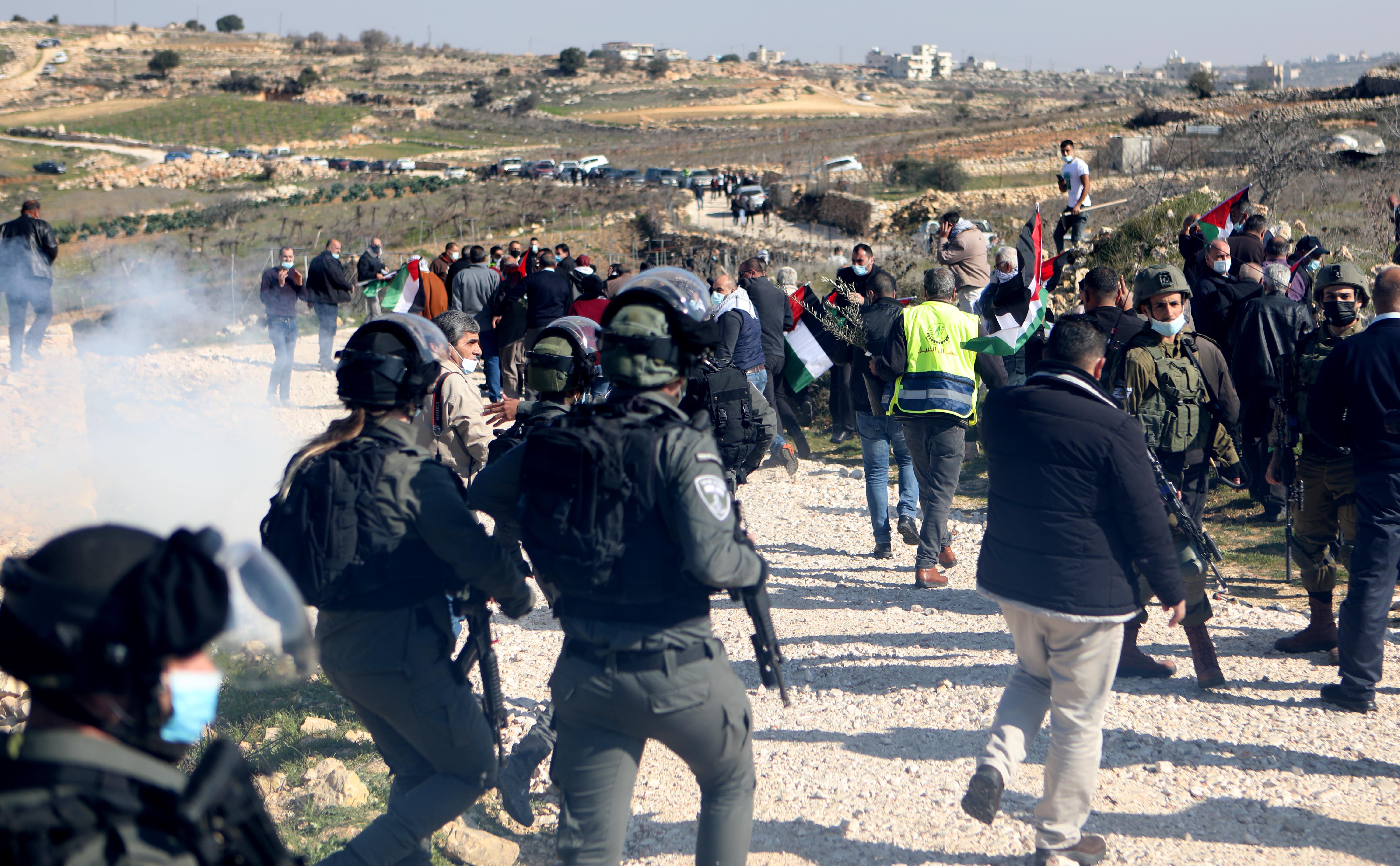 Les forces d'occupation intensifient leurs violations par la démolition, la répression et les arrestations, et les colons poursuivent leurs attaques à grande échelle en Cisjordanie.