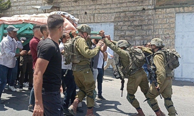 Un jeune Palestinien blessé et des dizaines d'autres étouffés lors de l'attaque israélienne contre un cortège funèbre 